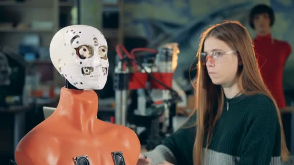 女性专家正在控制一个机器人是如何滚动眼睛的 — 图库视频影像
