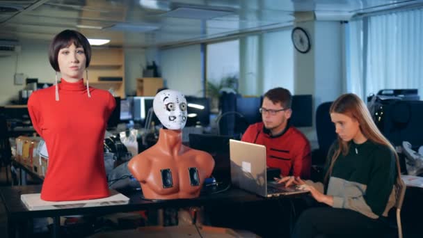 İki mühendis bir robot manken yüz organlar hareket gözlemleyerek — Stok video