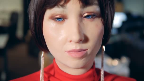 Выражение лица женщины-робота в маске крупным планом — стоковое видео