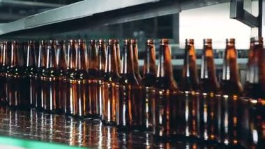 Cam şişeler hızlı ışınlama hareket ediyor