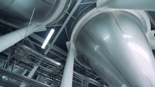 Undersidan av massivt stål reservoarer ligger i ett bryggeri — Stockvideo