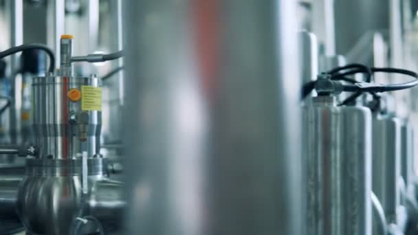 Primer plano de los barriles metálicos instalados en una cervecería — Vídeos de Stock