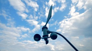 Anenometer, Rüzgar yönü ölçüm cihazı.