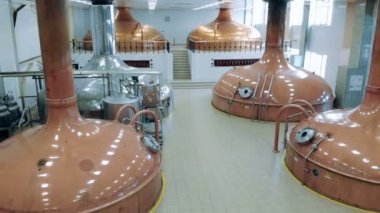 Damıtım hall rezervuarlar bira bakır ile dolu