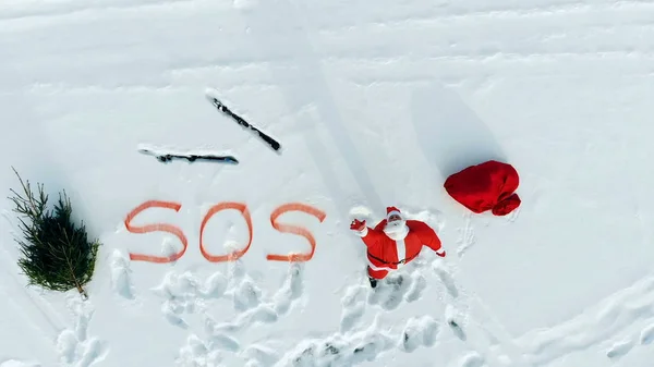 Sos-mesaj Santa Claus karlı açık alanda