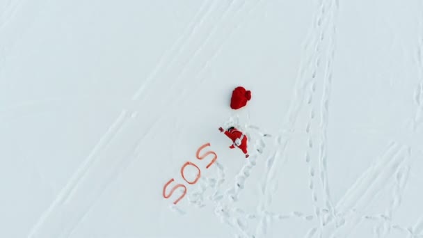 Babbo Natale piange per chiedere aiuto accanto a SOS-messaggio — Video Stock