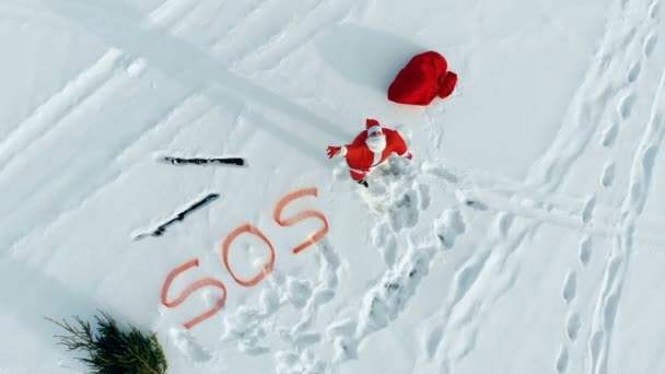 Santa Claus steht neben der Botschaft und will gerettet werden — Stockvideo