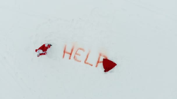Weihnachtsmann ruft im verschneiten Gelände um Hilfe — Stockvideo