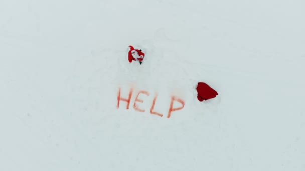 Blick von oben auf den Weihnachtsmann, der um ein Hilfsschild herumläuft — Stockvideo