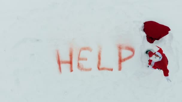 Terreno Nevado Com Papai Noel Agitado Pedindo Ajuda — Vídeo de Stock