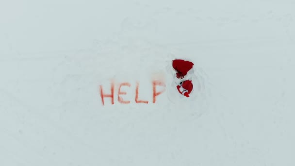 Weihnachtsmann schreit um Hilfe und fällt in den Schnee — Stockvideo