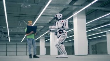 Hareketli cyborg bir çocukla bir bilgisayar tarafından kontrol