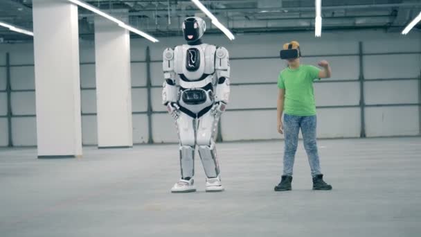 Cyborg is herhalende bewegingen na een jongen in de Vr-bril — Stockvideo