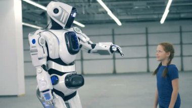 Cybrog küçük bir kız için bir beşlik veriyor