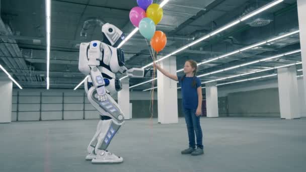 Robot Ballonnen Geven Een Meisje Dan Haar Hand Aanraken — Stockvideo