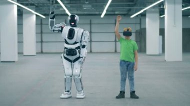 İnsan benzeri cyborg Vr-gözlüklü bir çocuk sonra kollarını kaldırma