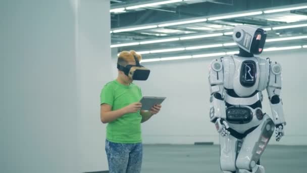 Adolescente Óculos Realidade Virtual Está Manipular Ciborgue Movimento — Vídeo de Stock