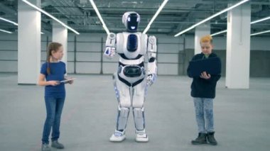 N robot onun vücut parçaları çocuk kontrol altında hareket ediyor