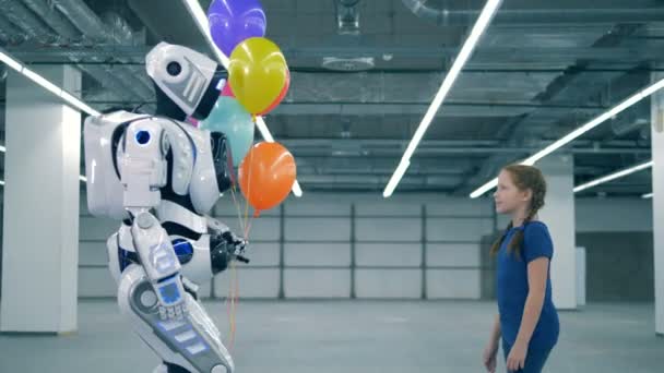 Cyborg massif donne des ballons à une fille et touche sa main — Video