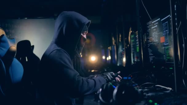 Ein Hacker arbeitet mit Computern. Konzept zur Cyberkriminalität. — Stockvideo