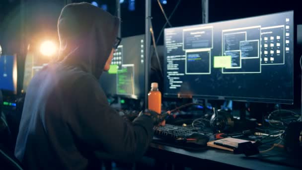 Egy hacker dolgozik számítógéppel, közelről. Számítógépes technológia hálózati biztonsági és védelmi koncepció. — Stock videók