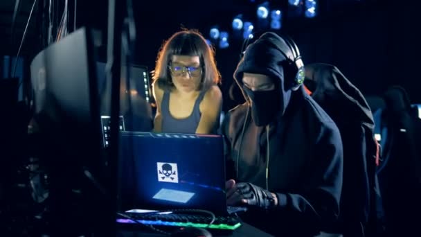 Donna e uomo stanno hackerando il sistema insieme, da vicino. Concetto di criminalità informatica . — Video Stock