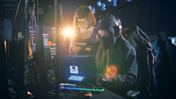 Leute hacken System und arbeiten mit Computern. Cyberkriminalität und Hacking-Konzept. — Stockvideo