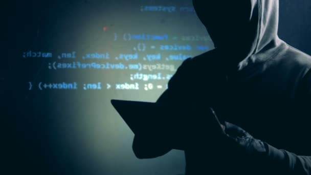 El hombre trabaja con una tableta, sistema de hacking, de cerca . — Vídeos de Stock