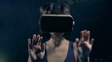 Kadın hacker Vr gözlük kullanır iken kesmek, yakın.