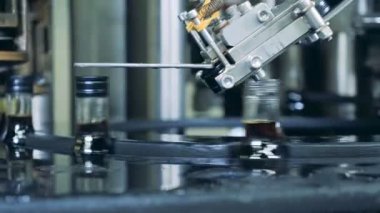 Otomatik makine koyar kapaklar şişe alkol, yakın çekim.