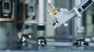 Şişe bir makine koyar kapaklar bir konveyör, alkol ile yakın çekim.