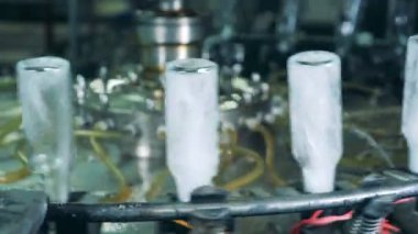 Cam şişeler bir fabrikada temiz yakın çekim.