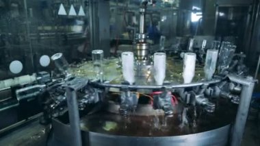 Bir makine şişeler, temizlik kadar yakın.