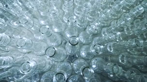 Tiszta üveg palackok, felülnézet. — Stock videók