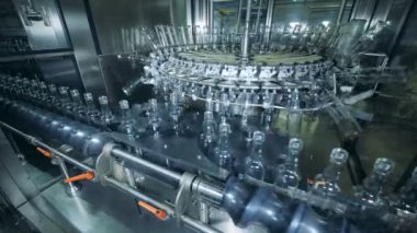 Yıkanmış için bir konveyör taşıma şişe yakın çekim.