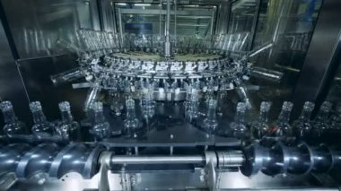 Yıkama donanımları, şişe ile çalışma, yakın çekim.