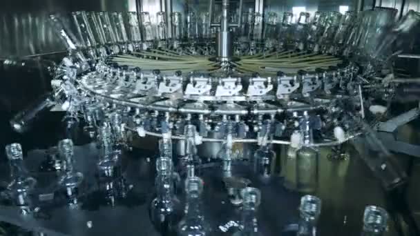 Lavadora grande limpiando botellas de vidrio, de cerca . — Vídeos de Stock