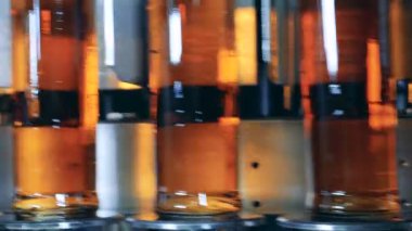 Dolu şişeler bir çizgi üzerinde olacak. Viski ve brendi damıtım