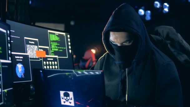 Mladý hacker pracující s počítačem, zblízka. — Stock video