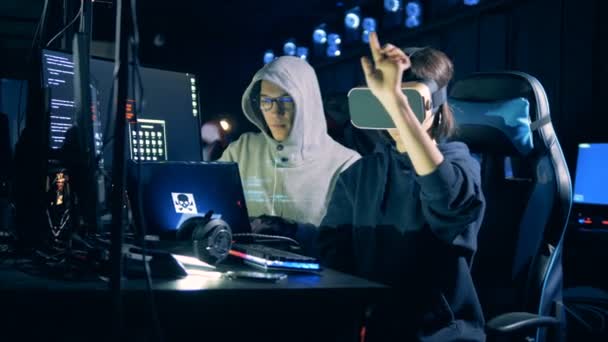 Женщина-хакер носит очки VR во время взлома системы, закрыть . — стоковое видео