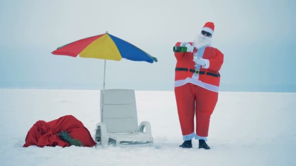 Santa Claus szakadó pezsgő egy pohárba, közelről. — Stock videók