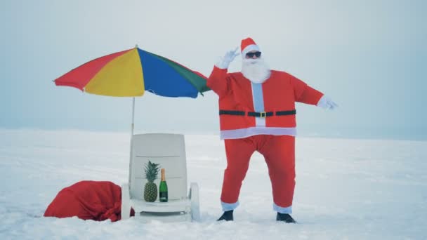 Uomo in costume da Babbo Natale balla su una neve, da vicino . — Video Stock
