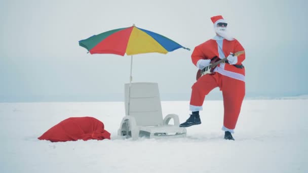 One Santa playing guitar in a cold, close up. — Stock Video