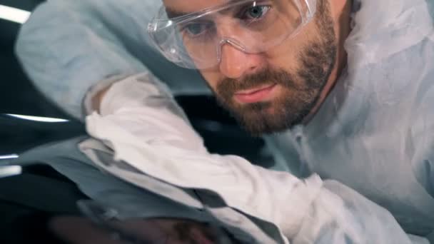 Automobiles surface is getting polished by a worker in a close up — Stock Video