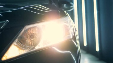 Far siyah bir araba bir atölyede yayılan