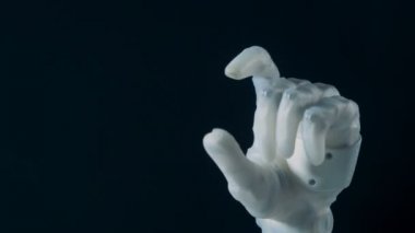 Biyonik el hareketli bir parmak, yakın çekim.