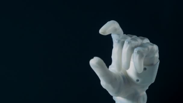 Een bionic hand bewegende vingers, close-up. — Stockvideo