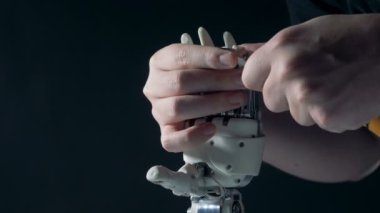 Bir kişi biyonik el giderir, yakın çekim.