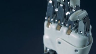 Parmaklar, hareketli bir biyonik el işleri, yakın çekim.