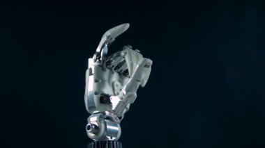 Biyonik el bir tablo üzerinde çalışma.